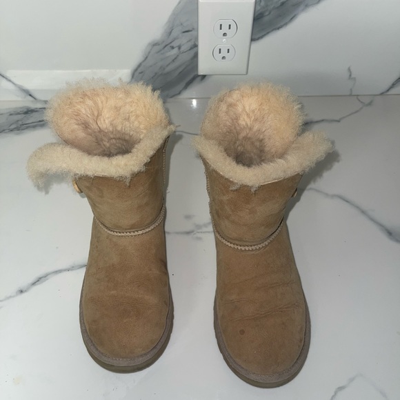 Tan UGGS size 4 - Picture 2 of 3